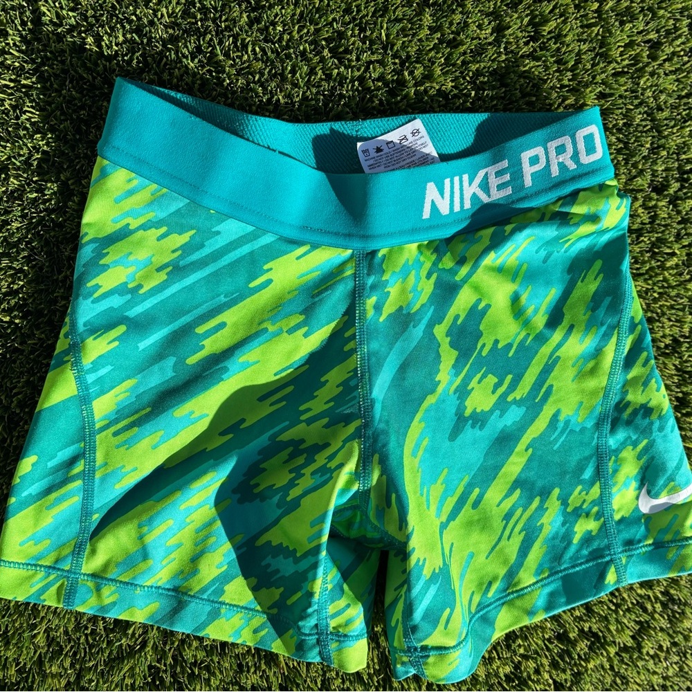 Nike dri-fit women’s Green and Blue Shorts Sz medium